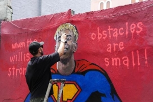 庆祝18岁生日，街头艺术家Tvboy为亚马尔绘制超级英雄壁画